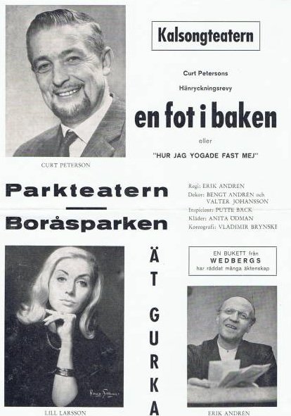 Programblad för Kalsongteaterns hänryckningsrevy En fot i baken 1967, med Curt Peterson, gästartisten Lill Larsson och regissören Erik Andrén.